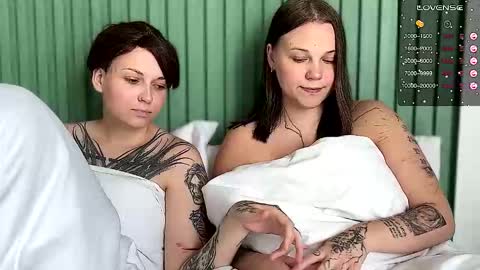 Arya brunett and Cassie blond online show from 15, 9, 2025