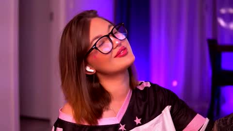 Snapshot of aryadeluna chatting on 7, 10, 2025 Lunaa online show from 7, 10, 2025