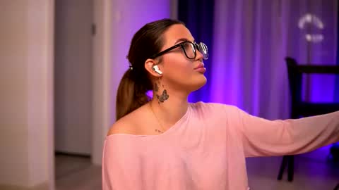 Snapshot of aryadeluna chatting on 26, 11, 2025 Lunaa online show from 26, 11, 2025