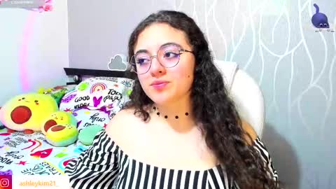 Snapshot of ashleykiim_ chatting on 7, 10, 2025 .. Ashley .. online show from 7, 10, 2025