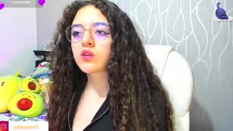 Snapshot of ashleykiim_ chatting on 15, 11, 2025 .. Ashley .. online show from 15, 11, 2025