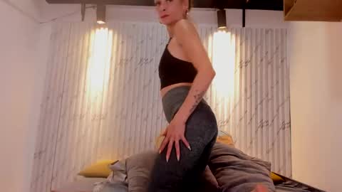 Snapshot of ashlybenison chatting on 16, 1, 2025 ashlybenison online show from 16, 1, 2025