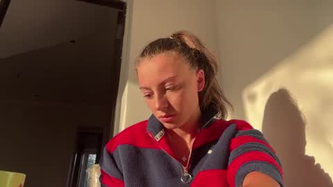 Snapshot of asleyfabello chatting on 20, 7, 2026 Monica online show from 20, 7, 2026