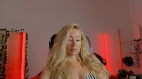 Snapshot of astramonroe chatting on 28, 7, 2026 astramonroe online show from 28, 7, 2026