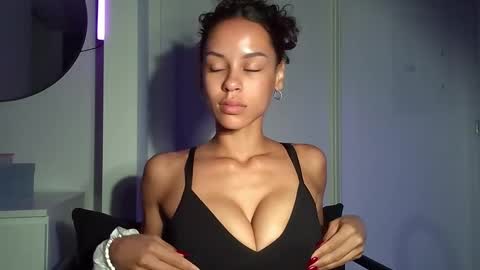 Snapshot of augustlaines chatting on 1, 11, 2025 August online show from 1, 11, 2025