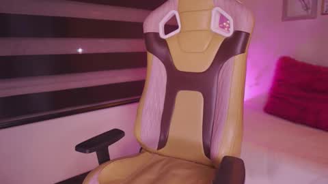 Snapshot of aura_rouss chatting on 28, 11, 2025 aura_rouss online show from 28, 11, 2025