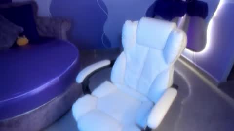 auroracute2 online show from 7, 11, 2025