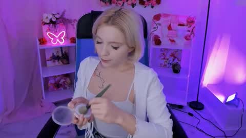 Snapshot of aurorawrenfield chatting on 30, 10, 2025 aurorawrenfield online show from 30, 10, 2025