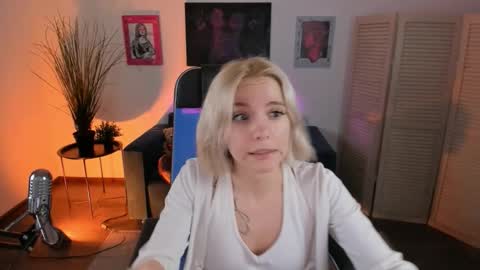 Snapshot of aurorawrenfield chatting on 15, 12, 2025 aurorawrenfield online show from 15, 12, 2025