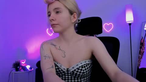 Snapshot of aurorawrenfield chatting on 17, 4, 2026 aurorawrenfield online show from 17, 4, 2026