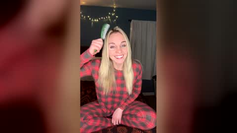 Snapshot of avarosefit chatting on 7, 1, 2026 Ava Rose online show from 7, 1, 2026