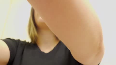 Snapshot of aveksmr chatting on 9, 10, 2025 Kate  online show from 9, 10, 2025