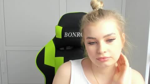 Snapshot of avelinerose chatting on 17, 7, 2026 Aveline online show from 17, 7, 2026