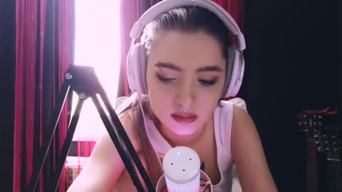 Snapshot of avi_nile chatting on 23, 11, 2025 Avriel online show from 23, 11, 2025