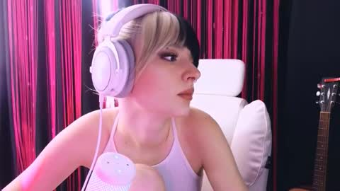 Snapshot of avi_nile chatting on 1, 2, 2026 Avriel online show from 1, 2, 2026