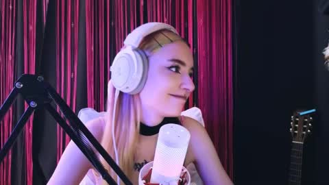 Snapshot of avi_nile chatting on 7, 5, 2026 Avriel online show from 7, 5, 2026