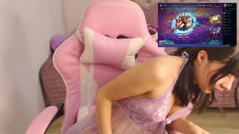 Snapshot of ayumi_tanaka chatting on 28, 10, 2025 online show from 28, 10, 2025