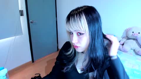 Azu Moure online show from 7, 12, 2024