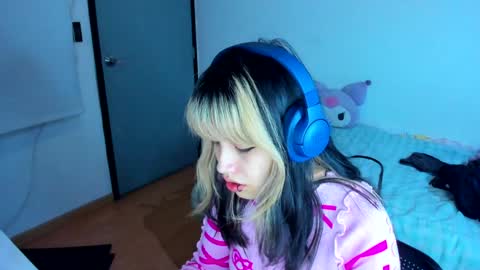 Azu Moure online show from 27, 12, 2024