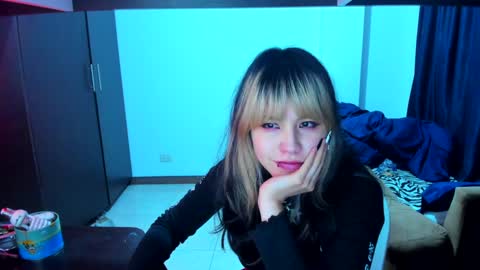 Azu Moure online show from 6, 1, 2025