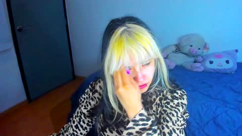 Azu Moure online show from 7, 2, 2025