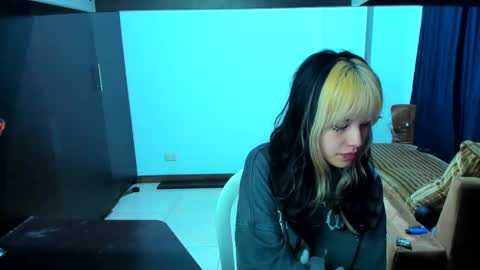 Azu Moure online show from 17, 2, 2025