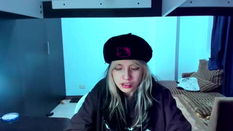 Azu Moure online show from 7, 3, 2025