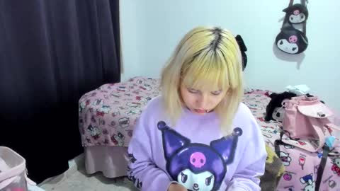 Azu Moure online show from 9, 11, 2025