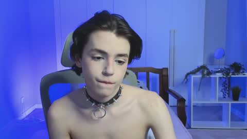 Snapshot of b0y_fantasy chatting on 3, 1, 2025 Elios online show from 3, 1, 2025