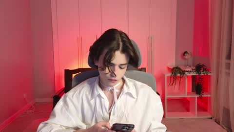 Snapshot of b0y_fantasy chatting on 12, 1, 2025 Elios online show from 12, 1, 2025