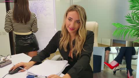 Snapshot of babesgowild chatting on 4, 12, 2024 Olivia and Lexi online show from 4, 12, 2024