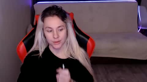 baby_kitte online show from 4, 12, 2024