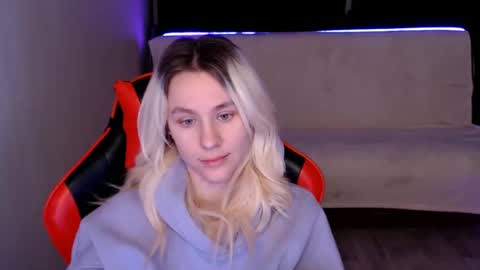 baby_kitte online show from 12, 12, 2024