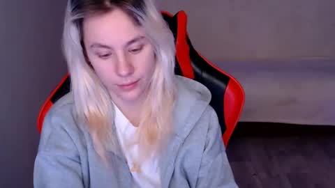 baby_kitte online show from 13, 12, 2024