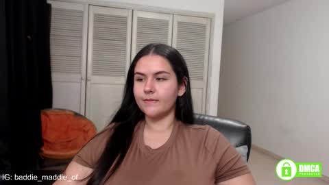 Snapshot of baddie_maddie_ chatting on 21, 10, 2025 want custom text me through my snap 3 online show from 21, 10, 2025