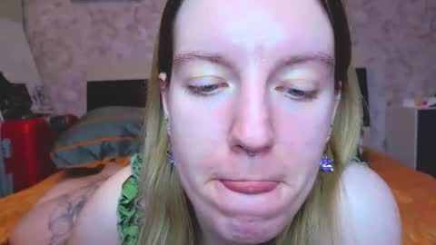 Snapshot of baiambel_mi chatting on 1, 2, 2026 holly online show from 1, 2, 2026