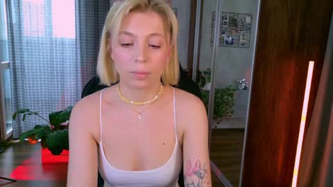 Snapshot of balerinacappuccino_ chatting on 8, 5, 2026 Elly online show from 8, 5, 2026