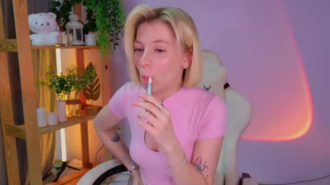Snapshot of balerinacappuccino_ chatting on 2, 6, 2026 Elly online show from 2, 6, 2026
