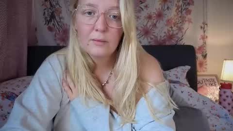 Snapshot of barbiegirl966 chatting on 16, 9, 2025 barbiegirl966 online show from 16, 9, 2025