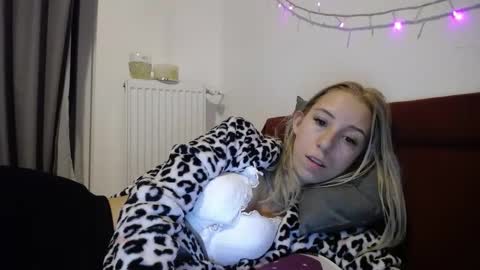 Snapshot of barelylegalblondy chatting on 3, 12, 2024 Lena online show from 3, 12, 2024