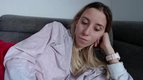 Snapshot of barelylegalblondy chatting on 23, 4, 2026 Lena online show from 23, 4, 2026