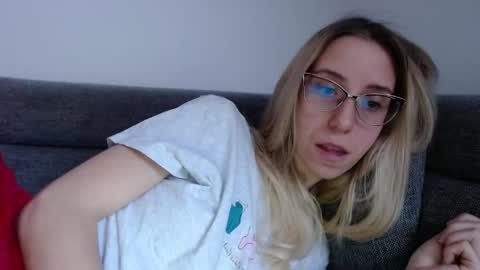 Snapshot of barelylegalblondy chatting on 24, 4, 2026 Lena online show from 24, 4, 2026