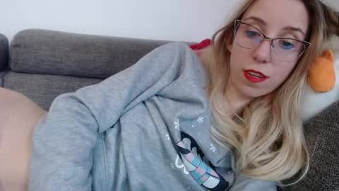 Snapshot of barelylegalblondy chatting on 25, 4, 2026 Lena online show from 25, 4, 2026