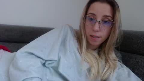 Snapshot of barelylegalblondy chatting on 27, 4, 2026 Lena online show from 27, 4, 2026