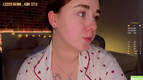 kim3 INDEPENDENT MODEL online show from 27, 1, 2025