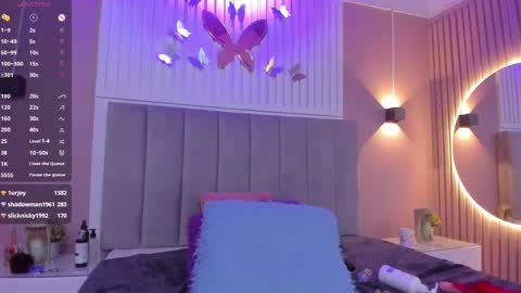 Snapshot of beauty_milf4 chatting on 2, 3, 2025 Chantall online show from 2, 3, 2025