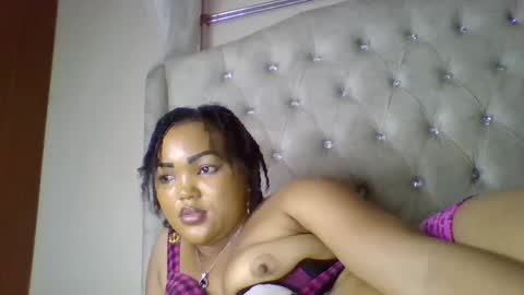Snapshot of beautystar12 chatting on 5, 2, 2025 beautystar12 online show from 5, 2, 2025
