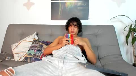 independent model online show from 27, 2, 2025