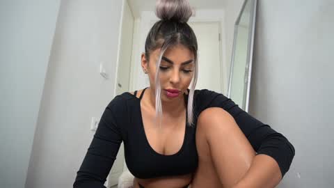Snapshot of bella_blonda chatting on 2, 10, 2025 Emma Bella online show from 2, 10, 2025