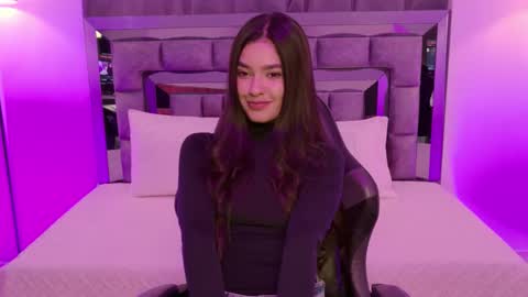 Snapshot of bella_clark2 chatting on 5, 11, 2025 Bella online show from 5, 11, 2025